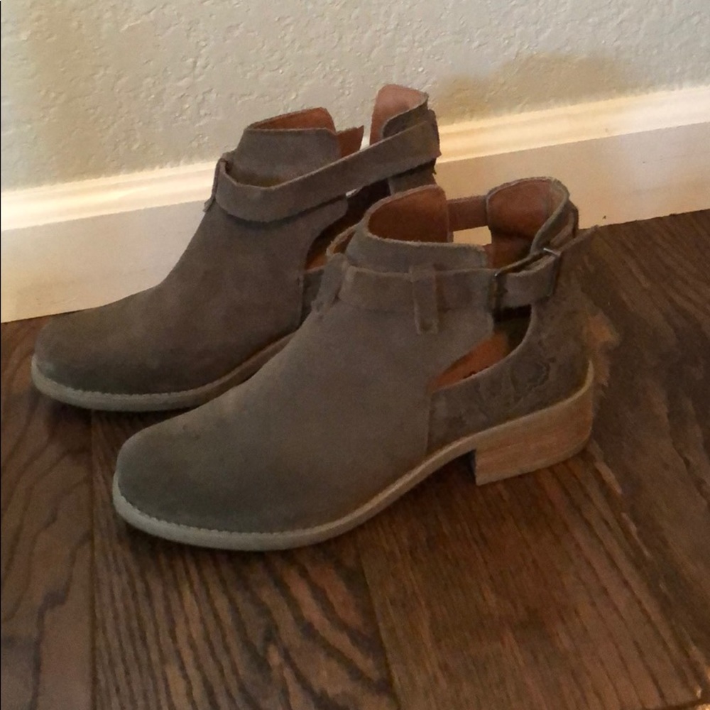 Perfect Fall Booties. - Picture 2 of 7